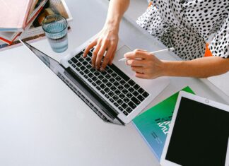 Korzyści z wdrożenia embedded finance dla firm handlowych