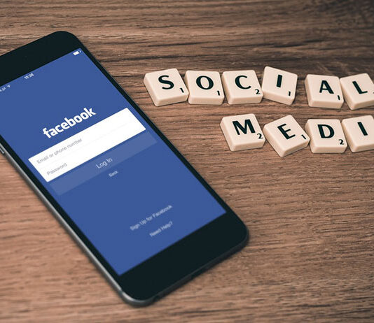 Kiedy Facebook pobiera pieniądze za reklamę